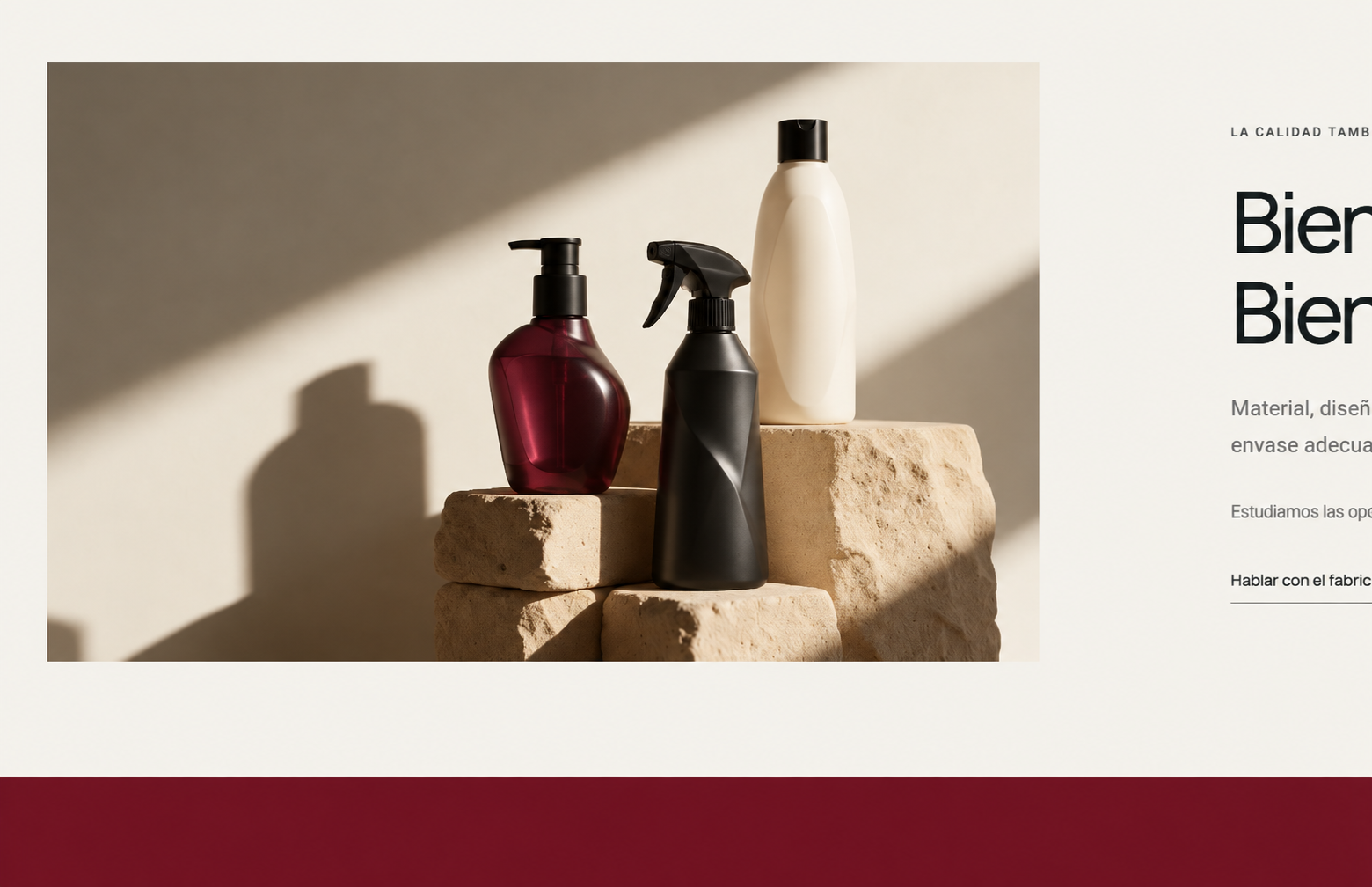 Tres envases distintos: dosificador burdeos, pulverizador negro y botella marfil
